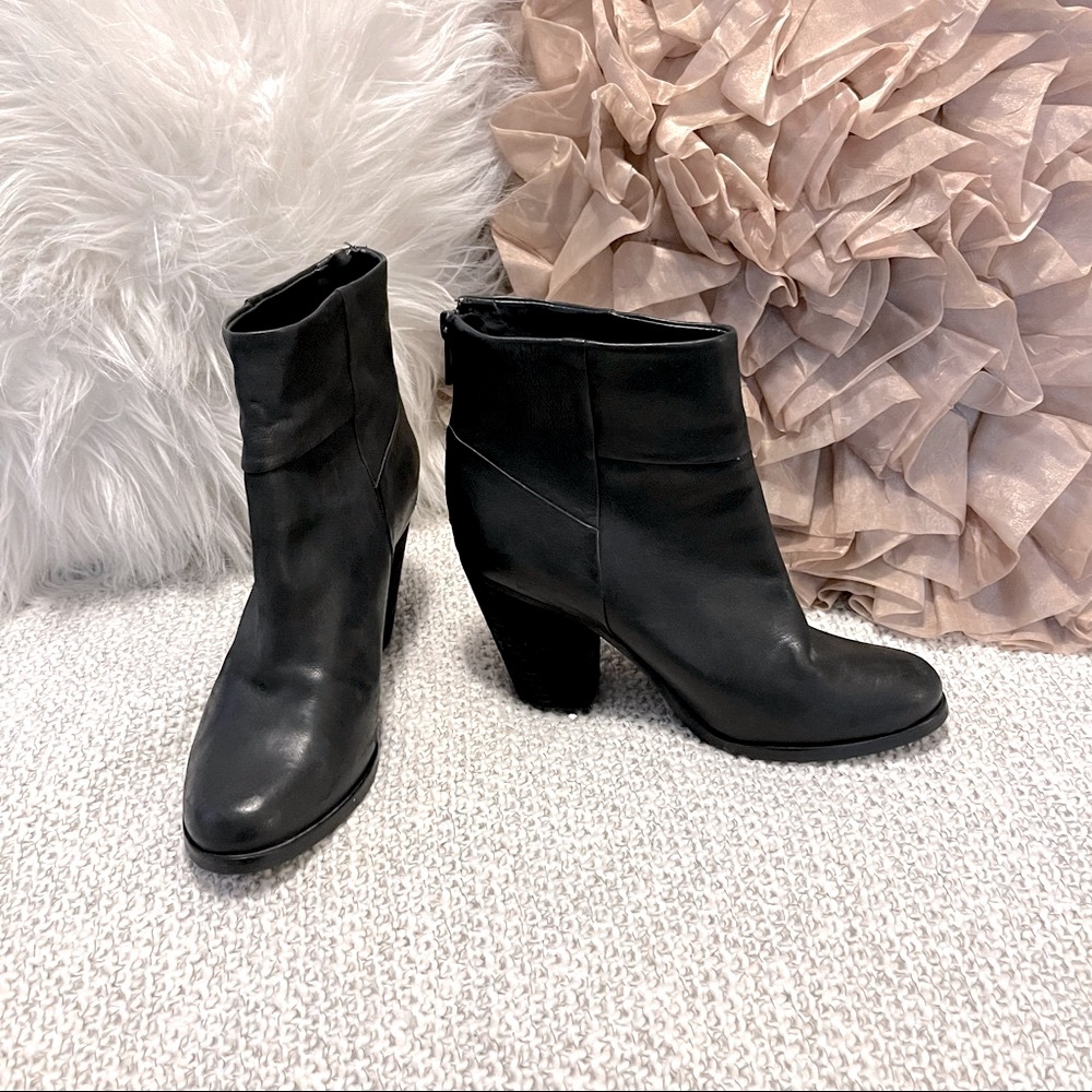 Arturo Chiang Hadley Black Leather Block Heel Back Zip Booties Sz 7